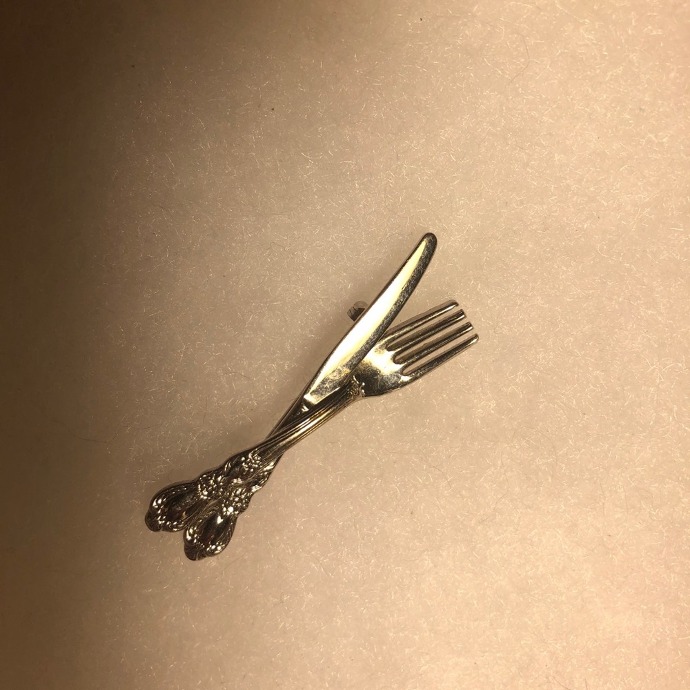 Fork and knife pin